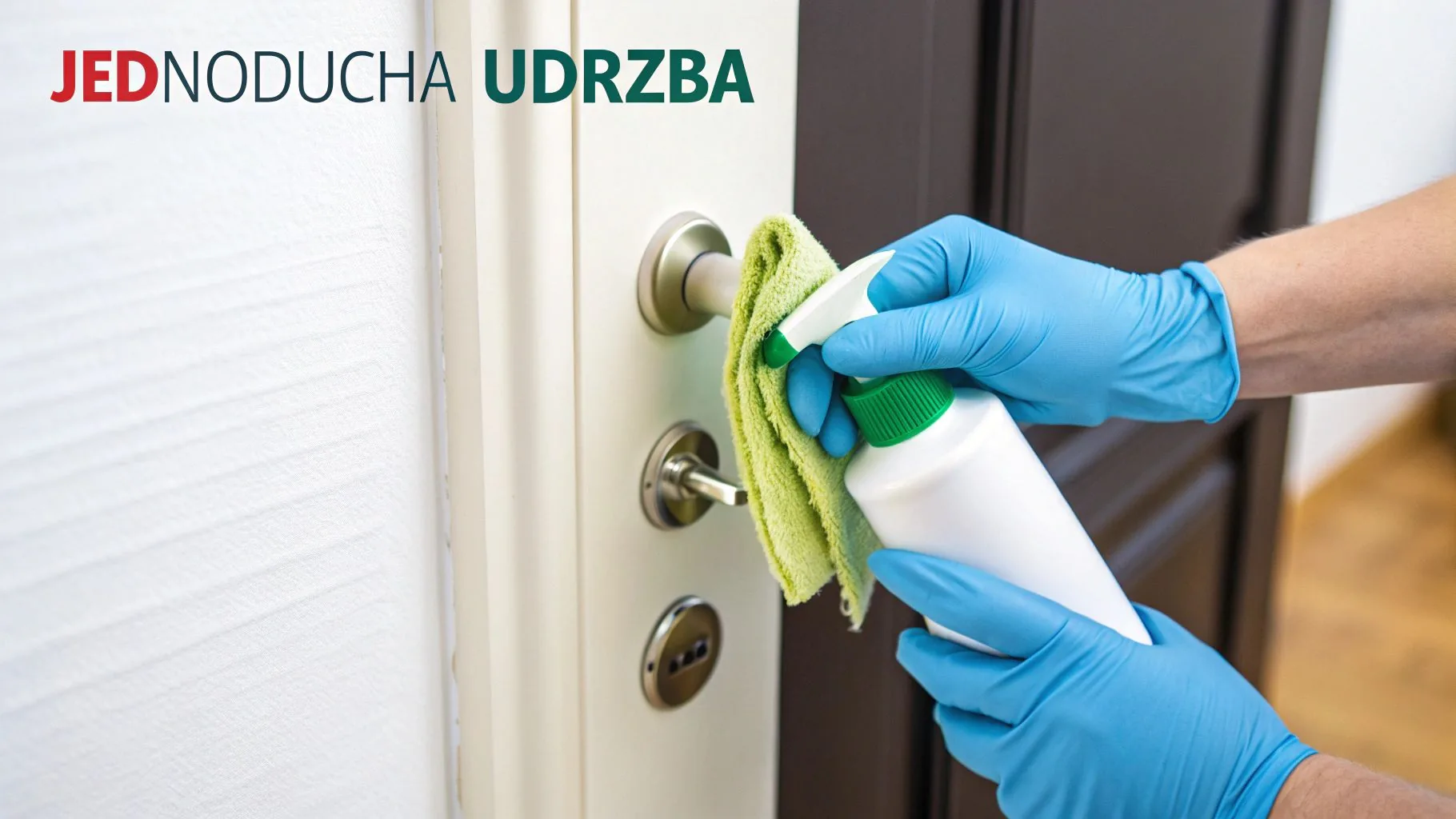 Osoba čistí a udržiava kovanie na dverách